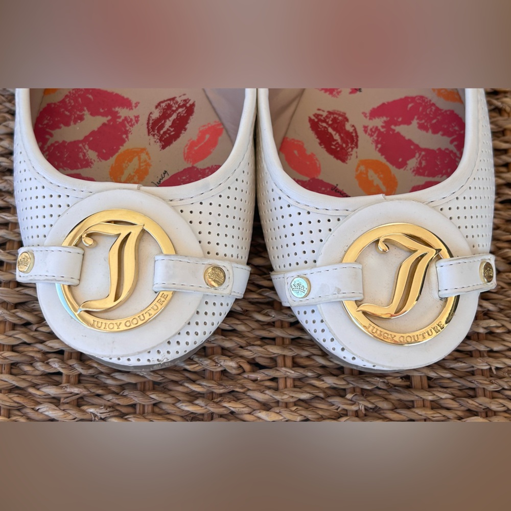 Juicy Couture Women’s Flow White Ballet Flats Gold‎ Buckle Logo Size 7M - Picture 2 of 11